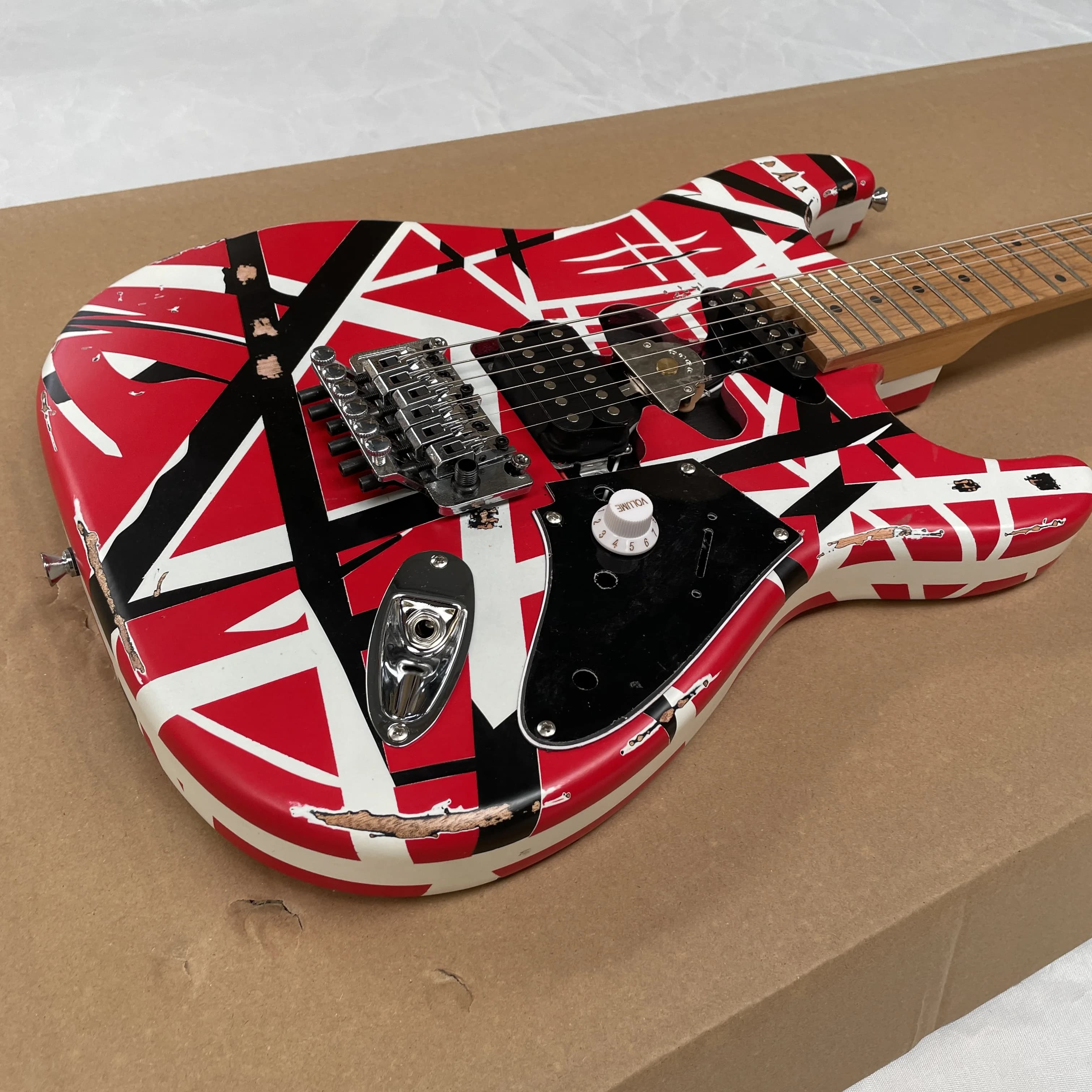 Guitare électrique à 6 cordes de style vintage avec micro SH et système de trémolo