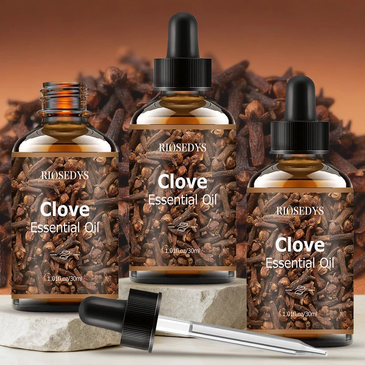 L'huile essentielle de clou de girofle, avec un parfum woody, convient au massage corporel et aux soins capillaires, et peut également être utilisée dans l'aromathérapie.