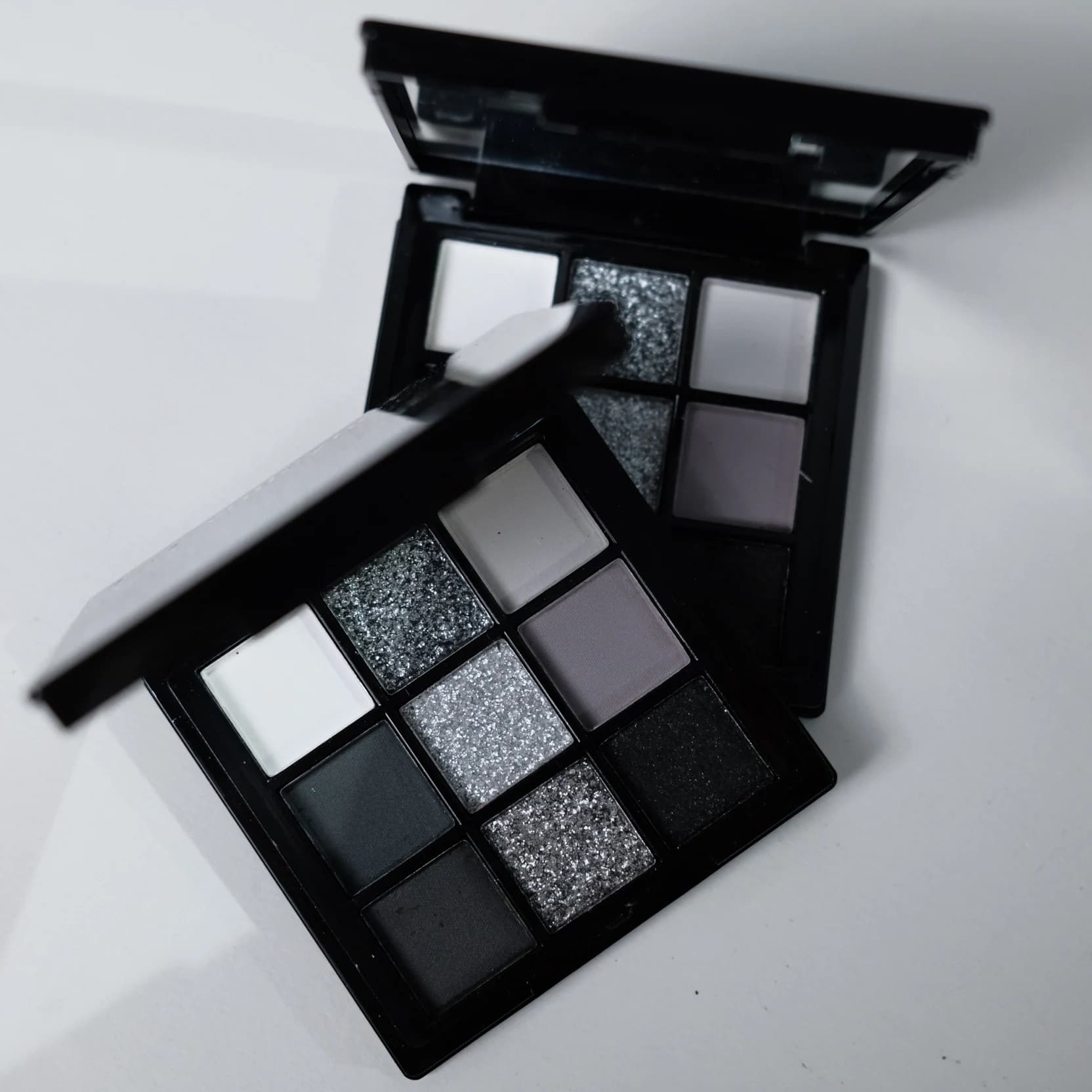 Palette de fards à paupières 9 couleurs, noir foncé, gris argenté, finition scintillante et mate, style smoky, maquillage pour scène, fête, performance