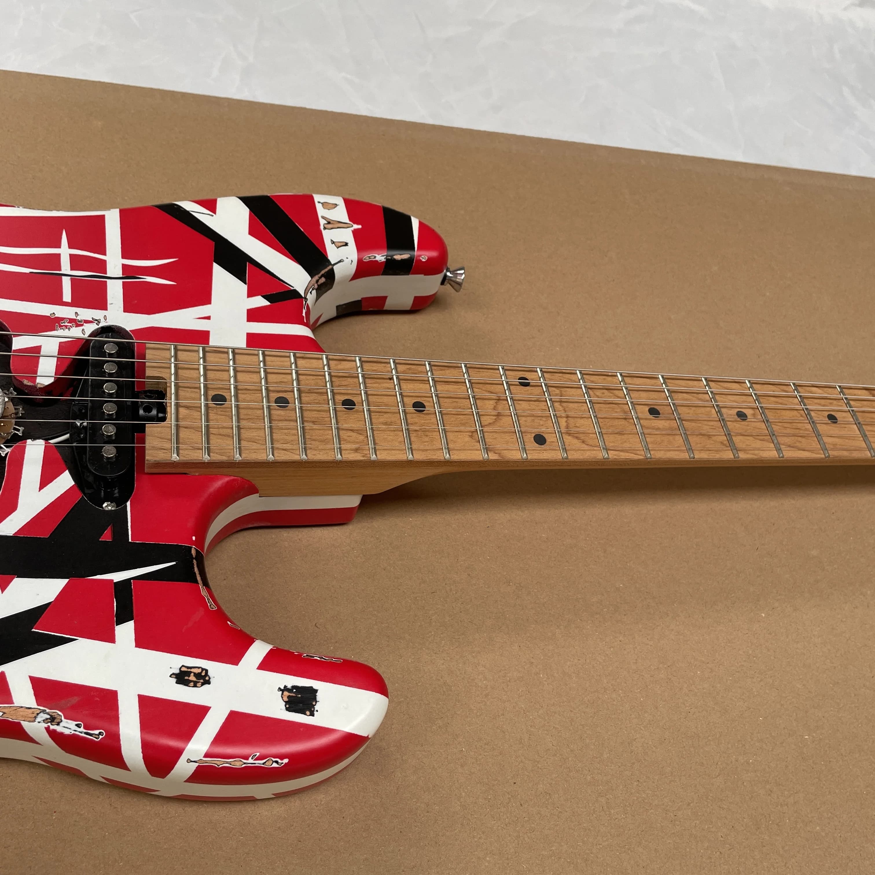 Guitare électrique à 6 cordes de style vintage avec micro SH et système de trémolo