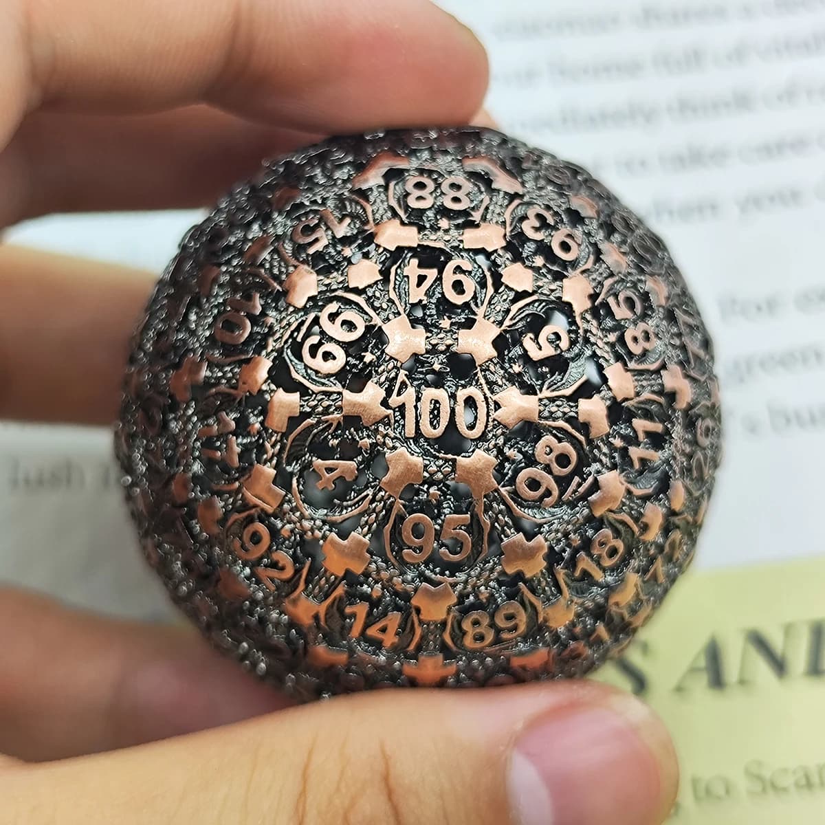 D100 Dés creux en métal pour petits déjeuners, Dragon volant multi-faces, 100 faces, D100 Grands dés creux en métal (1.78 pouces de diamètre)