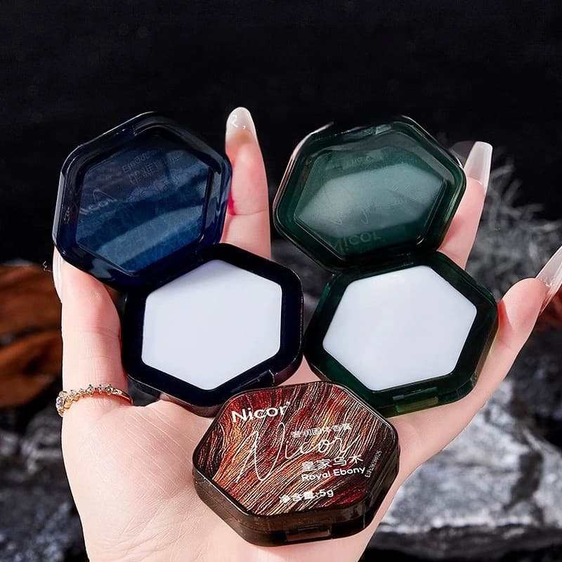 Pommade solide parfumée au bois, parfum longue durée, frais et élégant, avec une fragrance persistante, idéale pour les rendez-vous et le travail