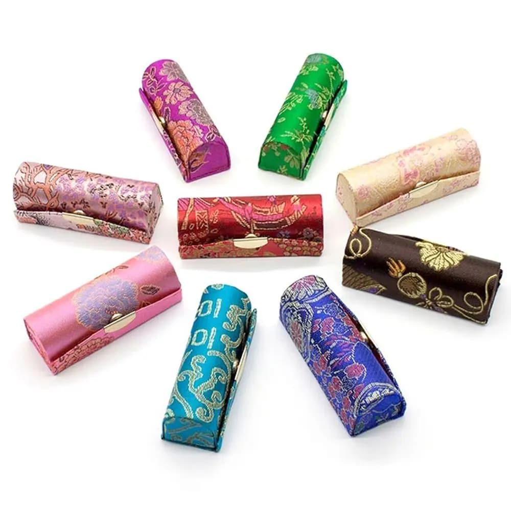 Boîtes de rangement en Satin de soie, boîte de rangement de fleurs brodées, boîte de rouge à lèvres de couleur aléatoire, étui de rouge à lèvres, boîte d'emballage