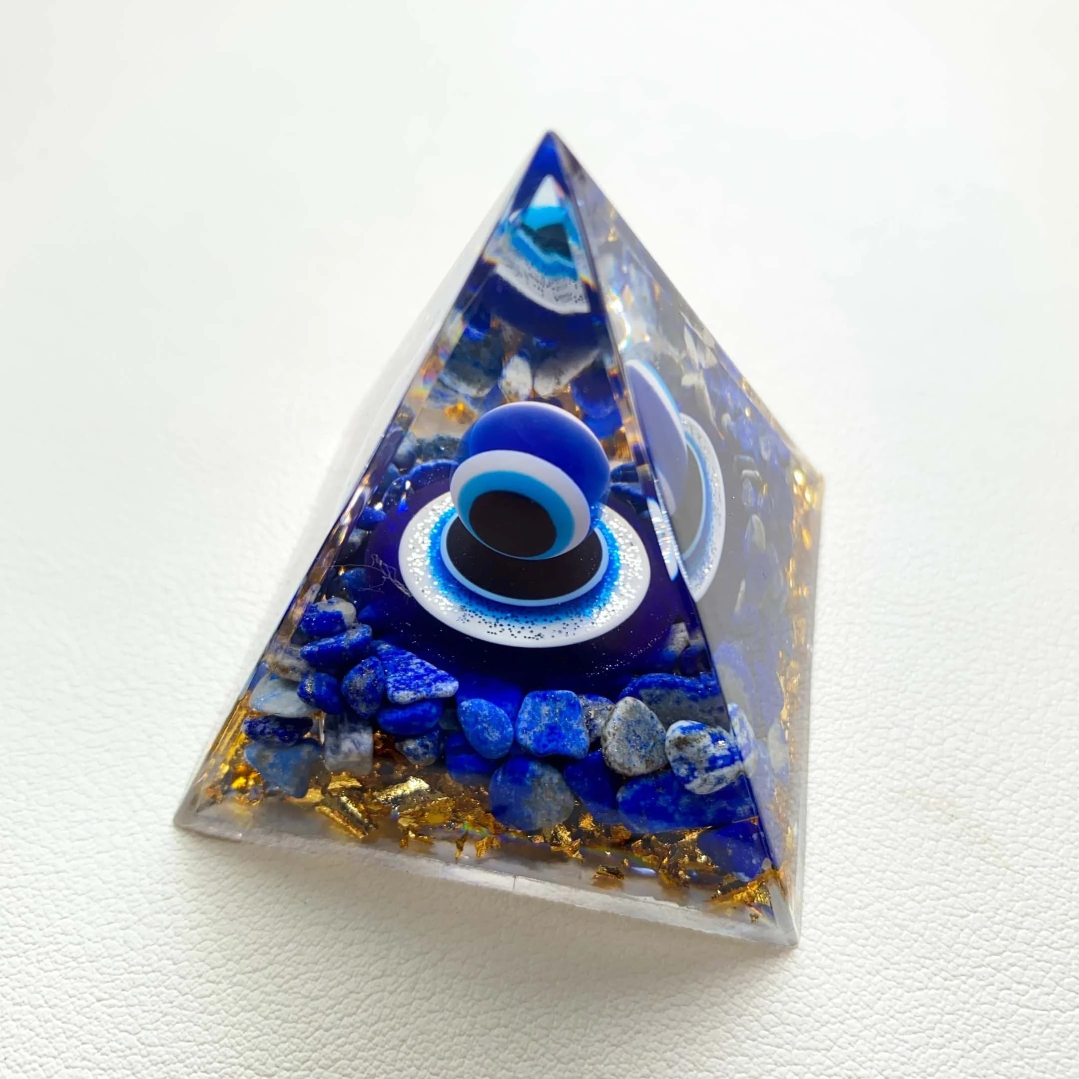 Figurine de pyramide mauvais œil avec puces de lapis-lazuli