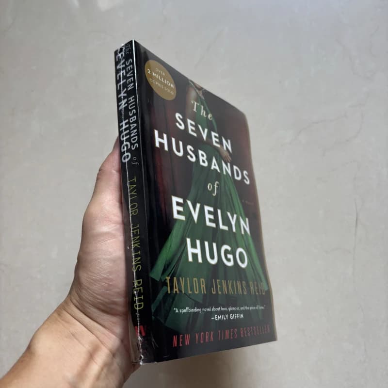 Les Sept Maris de Evelyn Hugo Story Roman dans un livre anglais