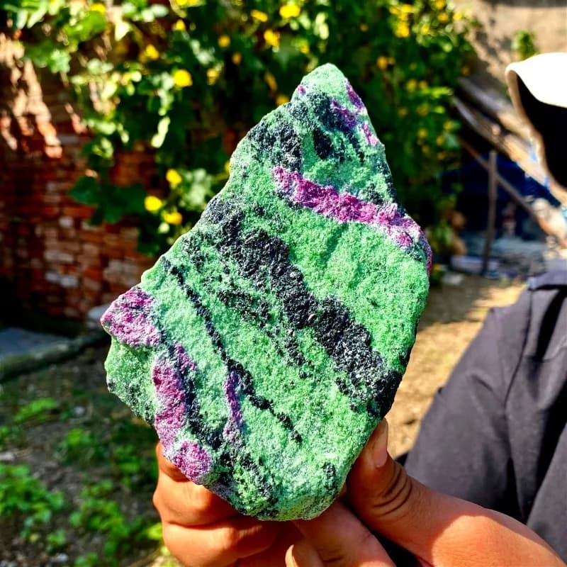Rubis naturel de haute qualité dans une pierre de Zoisite - pierres brutes rouges et vertes de forme irrégulière, non polies et brutes