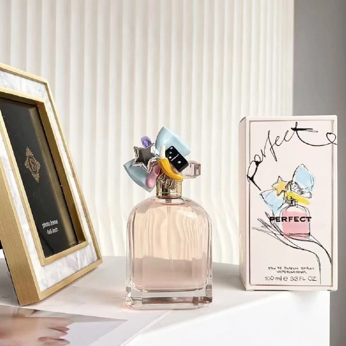Parfum luxueux et envoûtant de 100 ml, senteur florale naturelle et fraîche, dégageant une aura douce et sucrée, essentiel pour les rendez-vous romantiques.