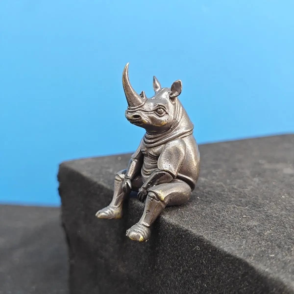 Figurine de rhinocéros assis en laiton Antique, modèle Animal réaliste en métal rétro pour décoratio