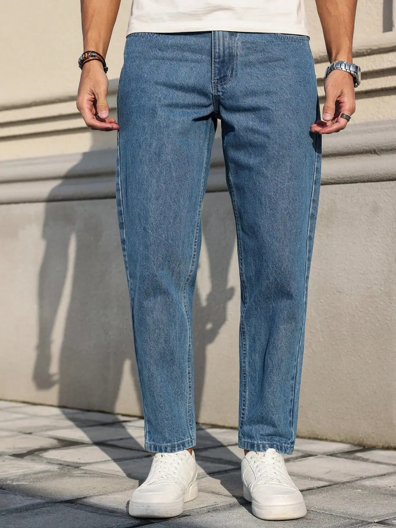 Les jeans pour hommes sont fabriqués en tissu denim bleu classique avec une coupe ample, rendant un