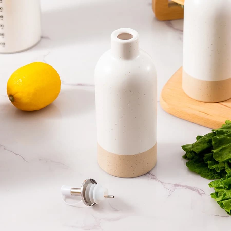 Bouteille distributrice d'huile d'olive en céramique avec goutte-à-goutte d'huile en acier inoxydable, adaptée à la cuisine, au pendaison de crémaillère et au cadeau de vacances 1/2 pièces