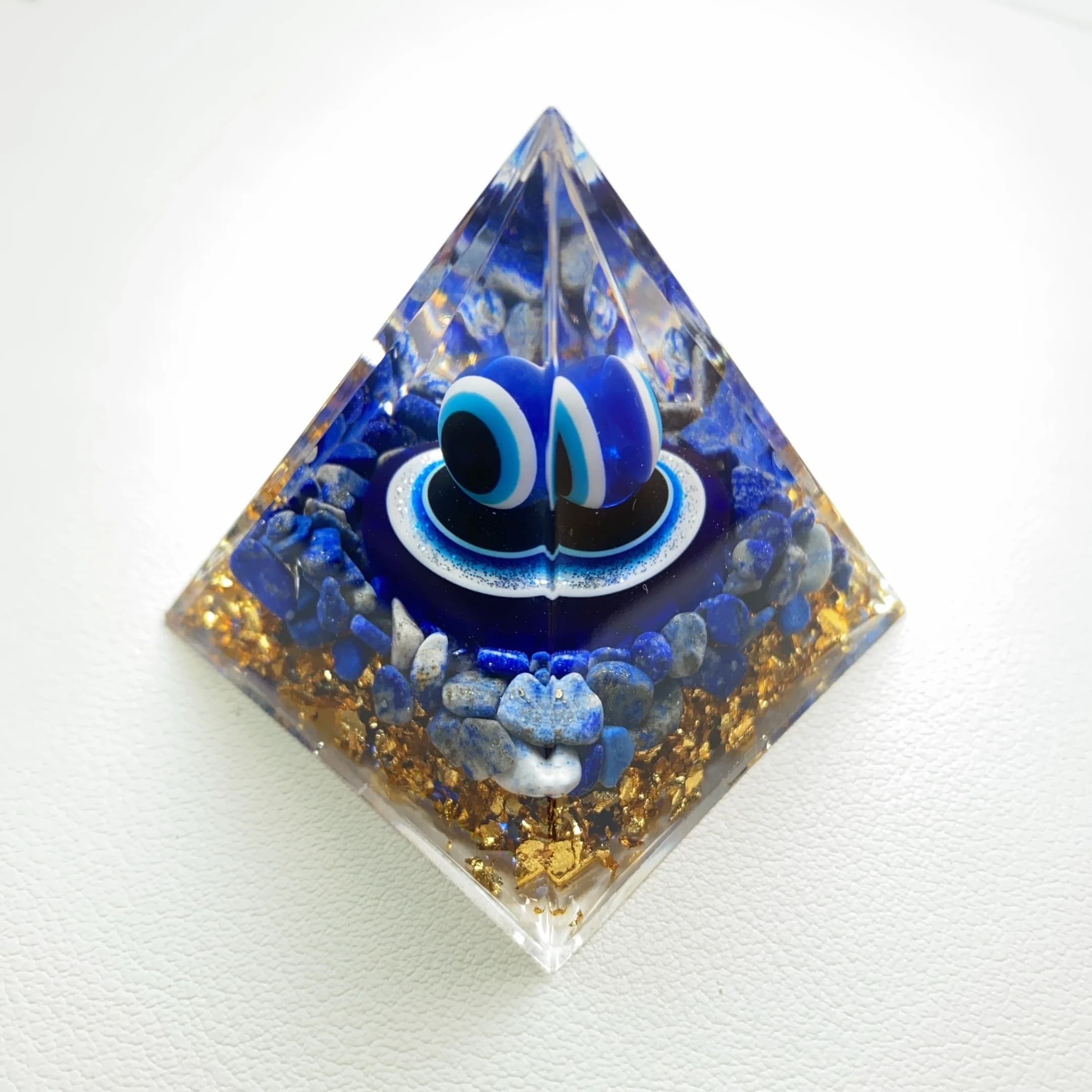Figurine de pyramide mauvais œil avec puces de lapis-lazuli