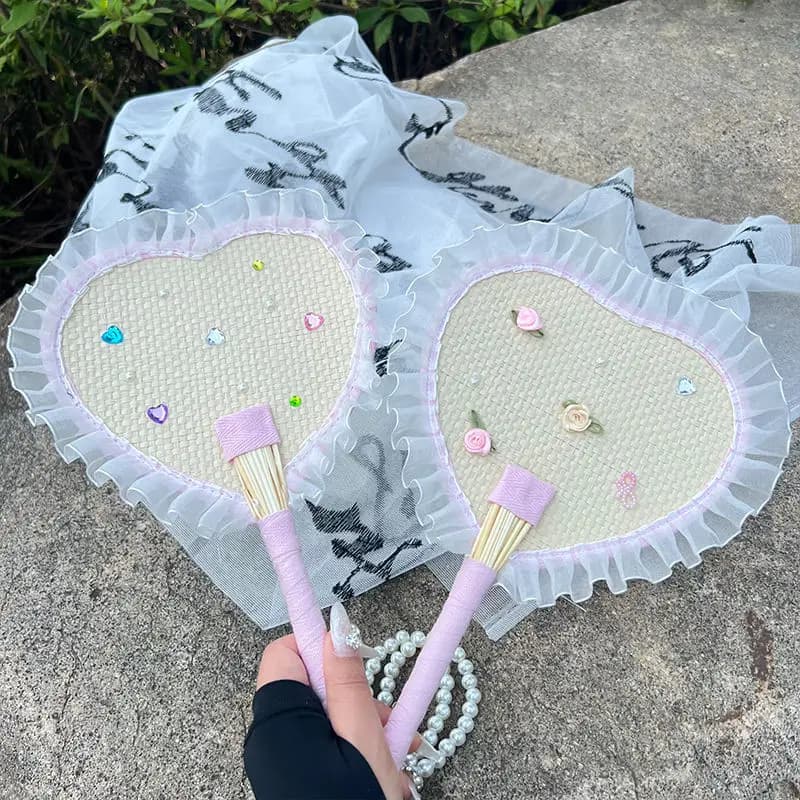 Éventail coloré à motifs floraux et papillons, tissé à la main avec dentelle – Éventail rétro d'été, accessoire photo portable et breloque de sac avec chaîne