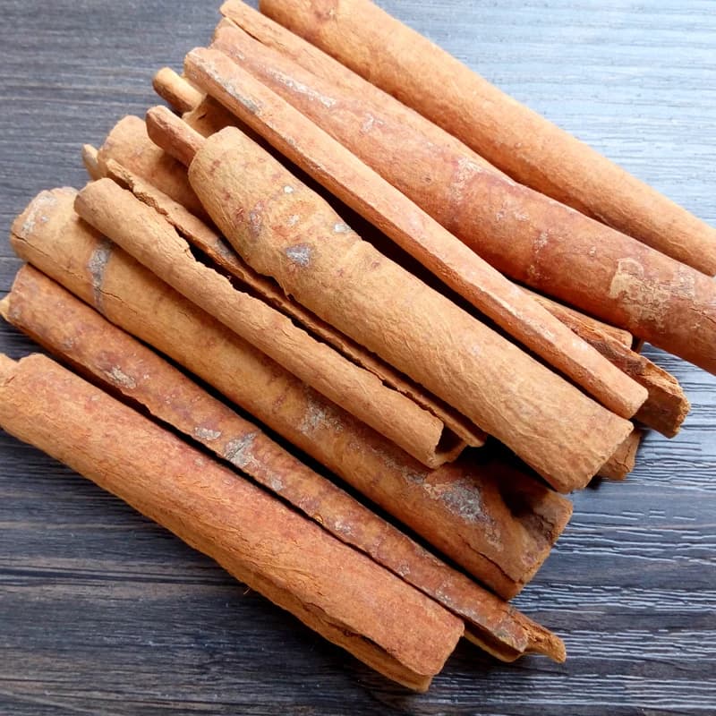 Bâtonnets de cannelle longs organiques séchés