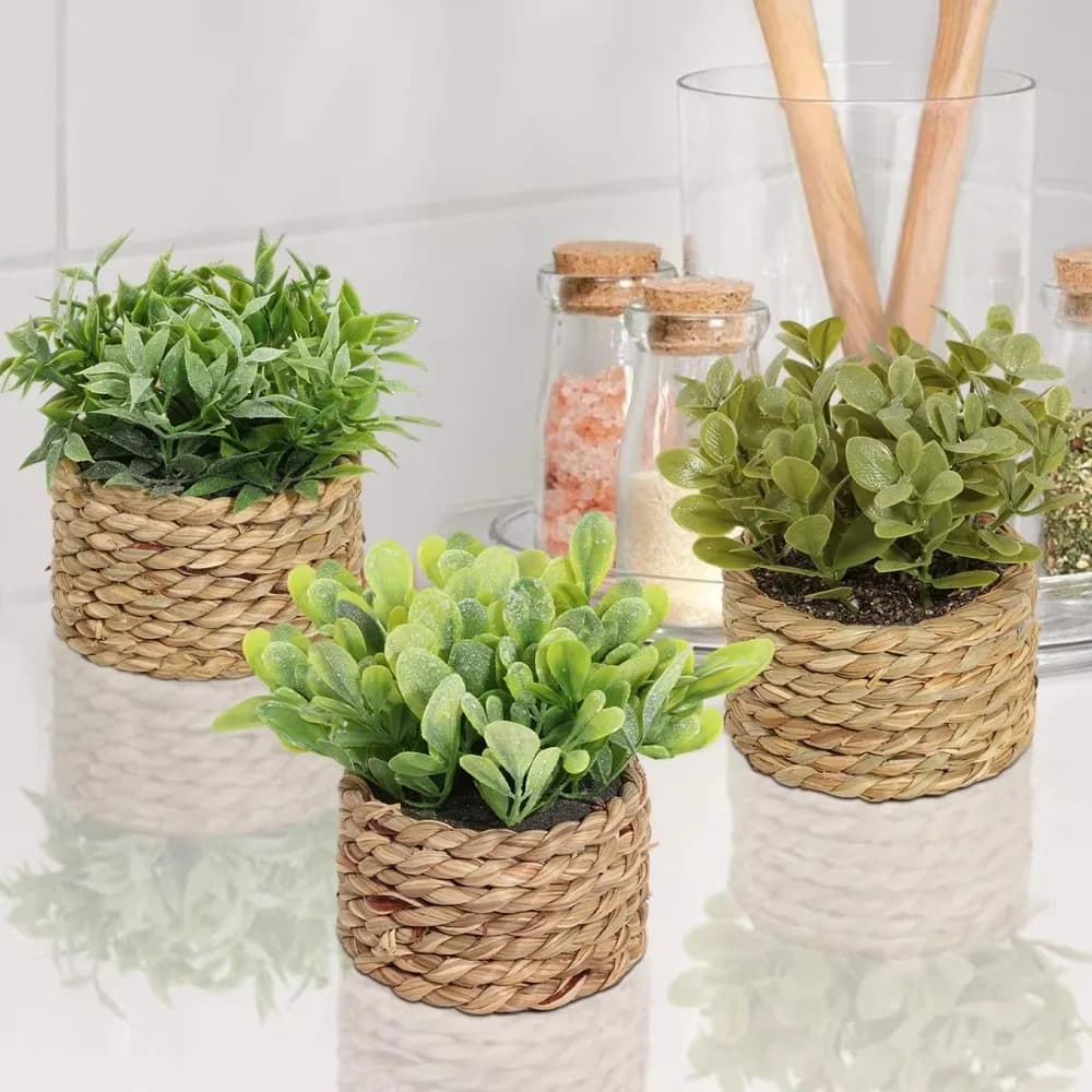 Plante artificielle verte en pot