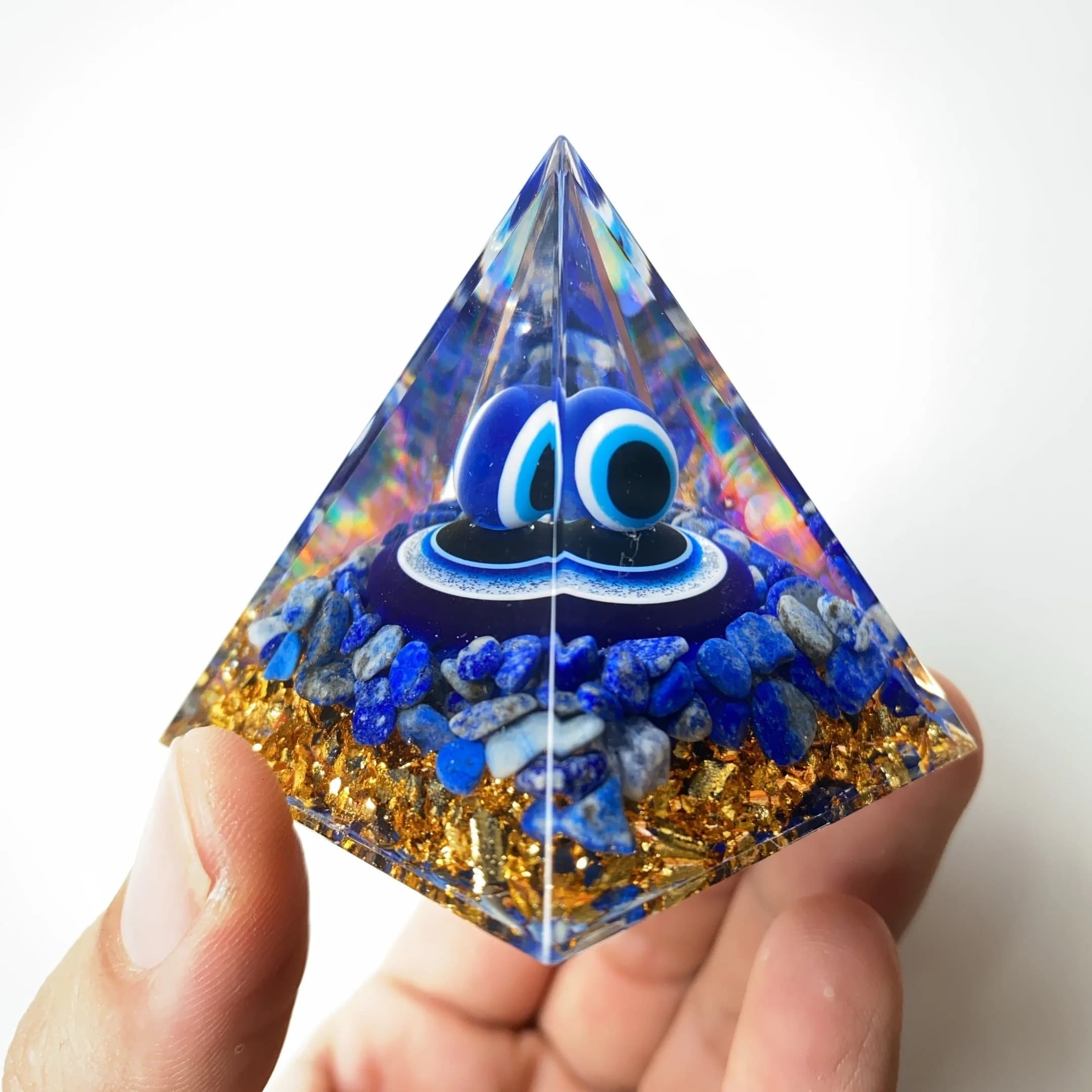 Figurine de pyramide mauvais œil avec puces de lapis-lazuli