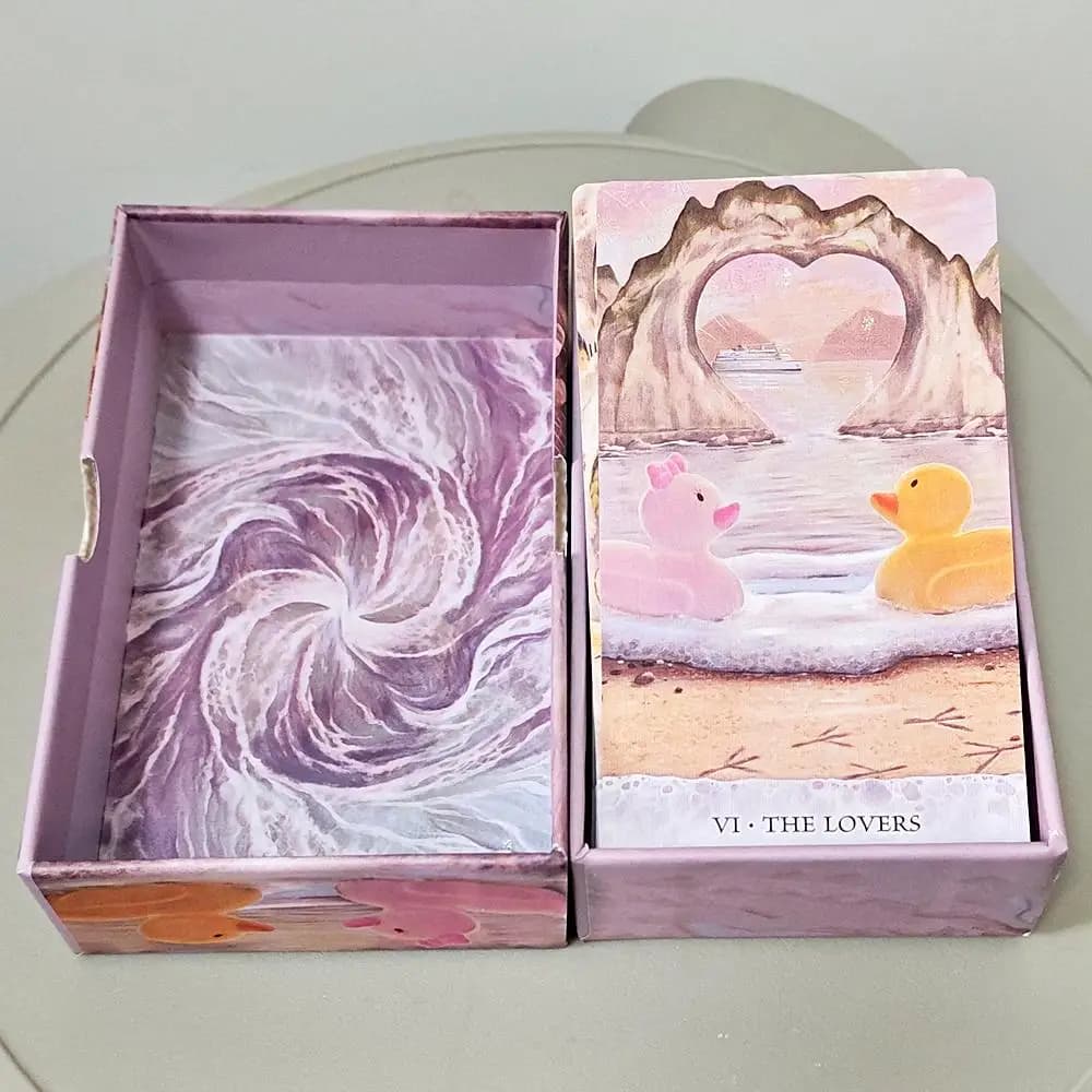 Tarot des Mers : Les Aventures d'un Canard Nommé Bob 12*7cm ― Jeu de tarot unique de 78 cartes dans une boîte rigide - Carton doublement gaufré