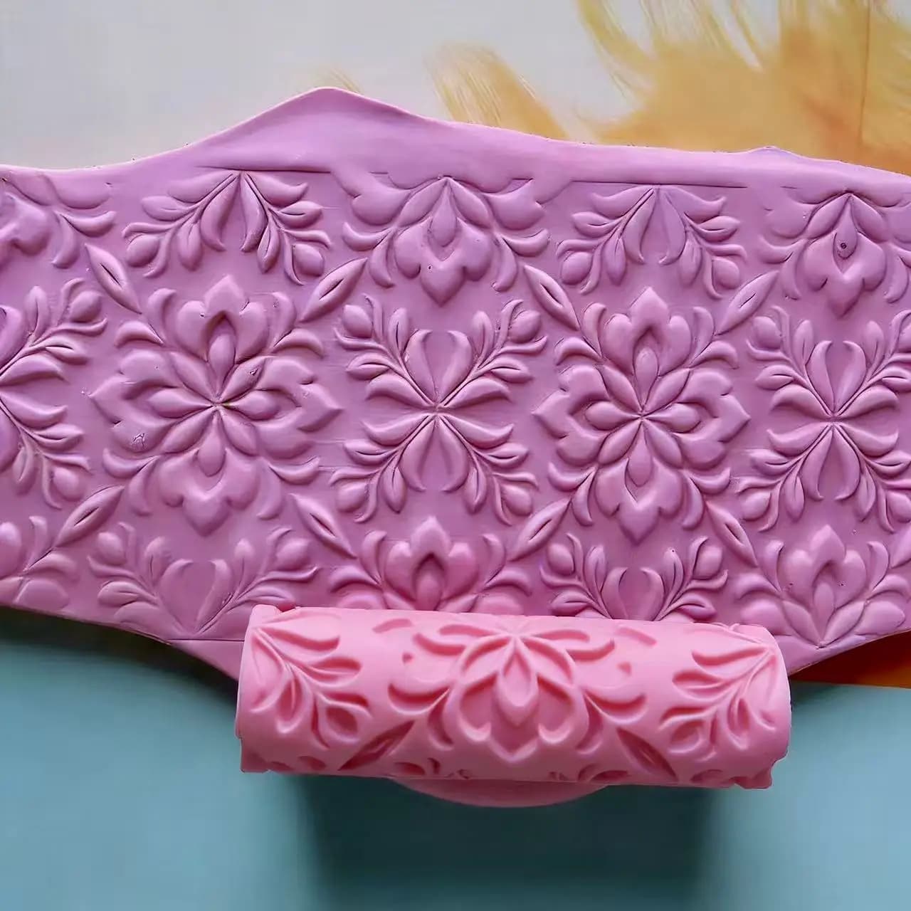 Rouleau à motifs en forme de rose, fabriqué avec une surface en argile texturée, design floral exquis, adapté à la céramique et à l'argile polymère, et