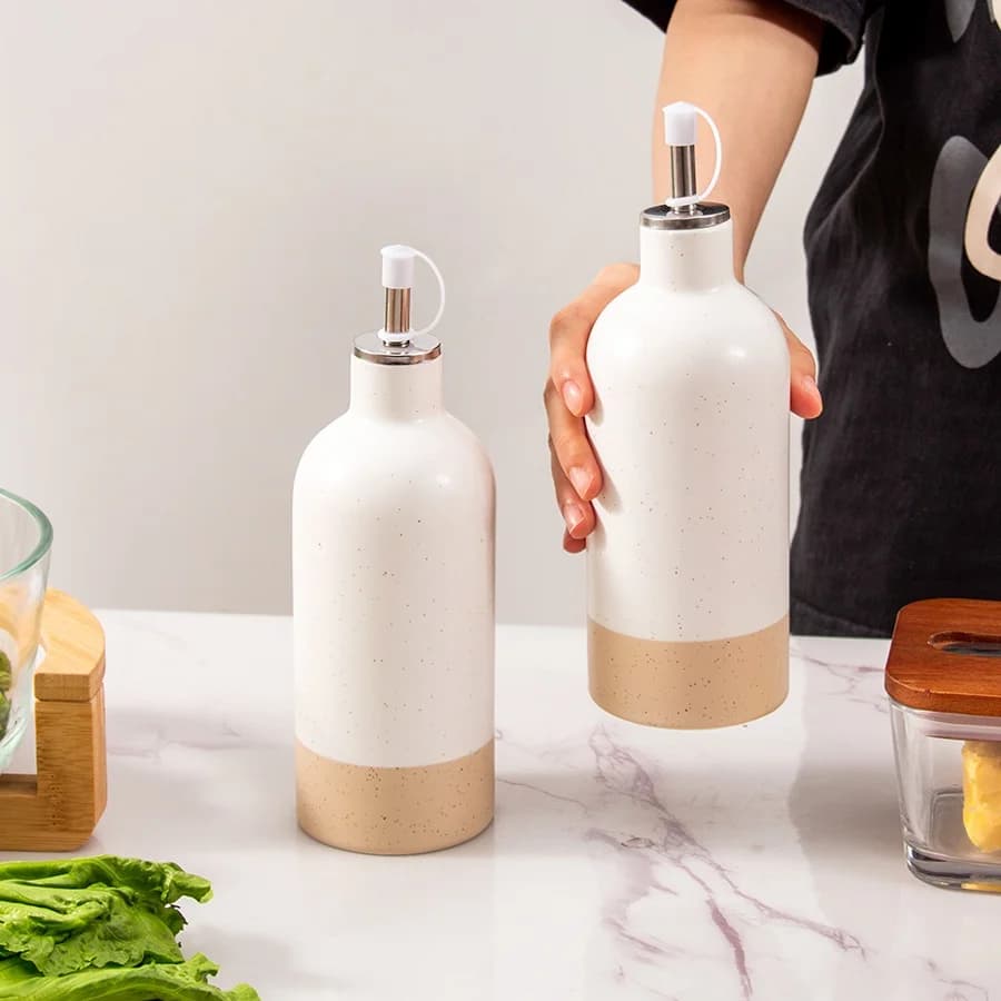 Bouteille distributrice d'huile d'olive en céramique avec goutte-à-goutte d'huile en acier inoxydable, adaptée à la cuisine, au pendaison de crémaillère et au cadeau de vacances 1/2 pièces