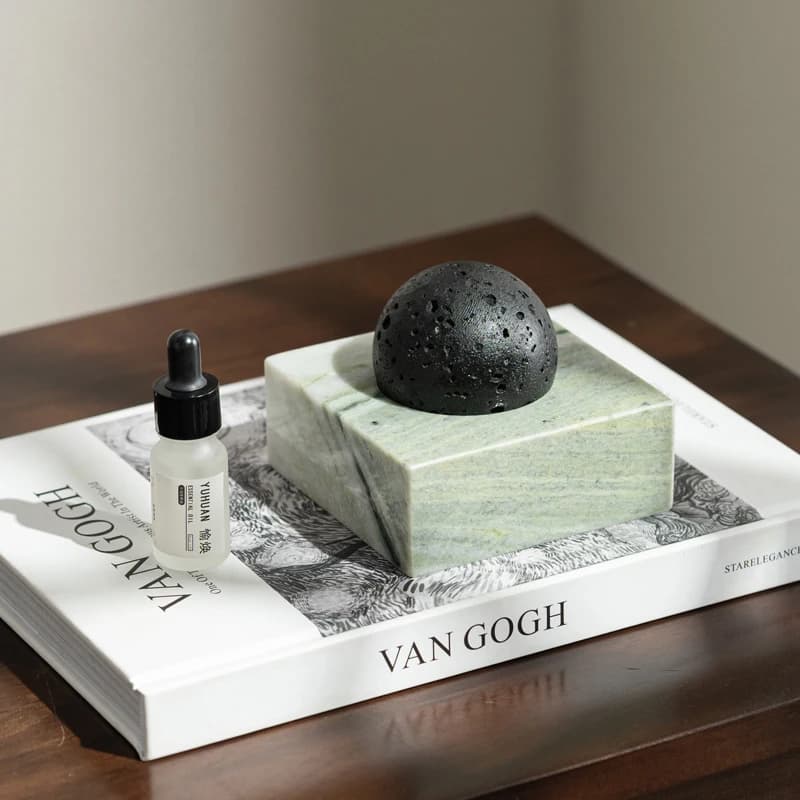 Diffuseur de pierre de roche de lave noire avec base en marbre