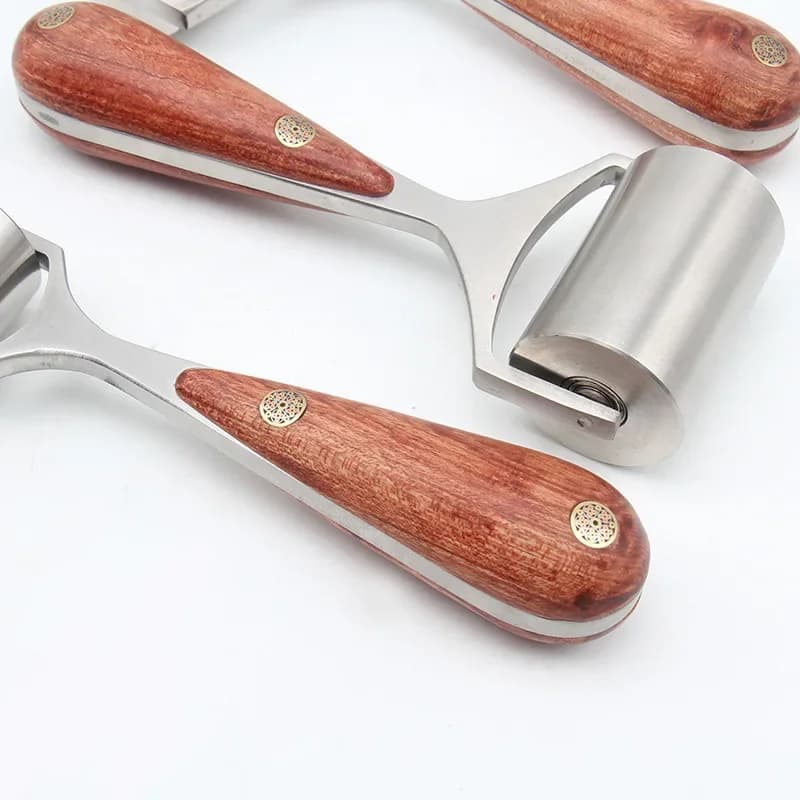 Rouleau en cuir avec manche en bois de formage jaune