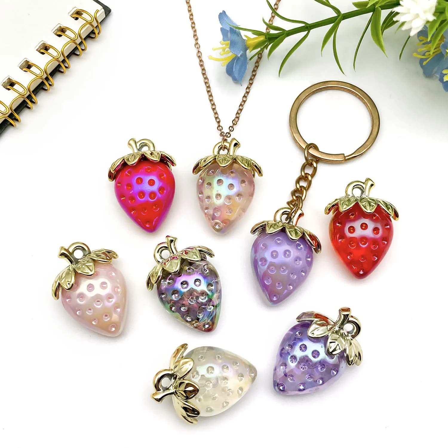 4/8 pièces de breloques succulentes aux fraises 3D – Créez des adorables bijoux DIY! (Parfait pour les accessoires d'été et la fabrication de cadeaux)