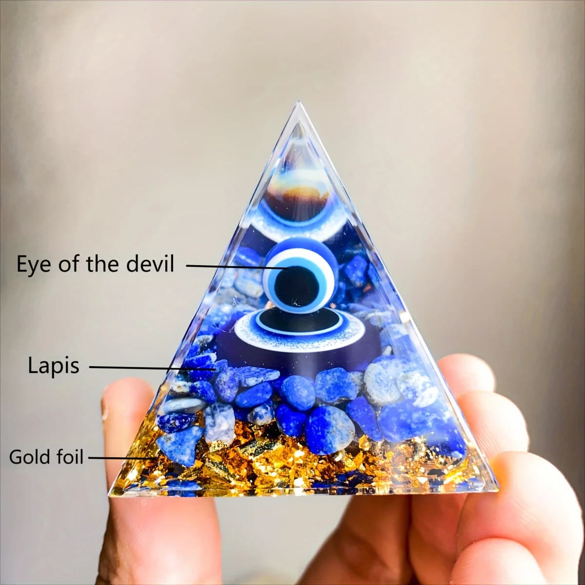 Figurine de pyramide mauvais œil avec puces de lapis-lazuli