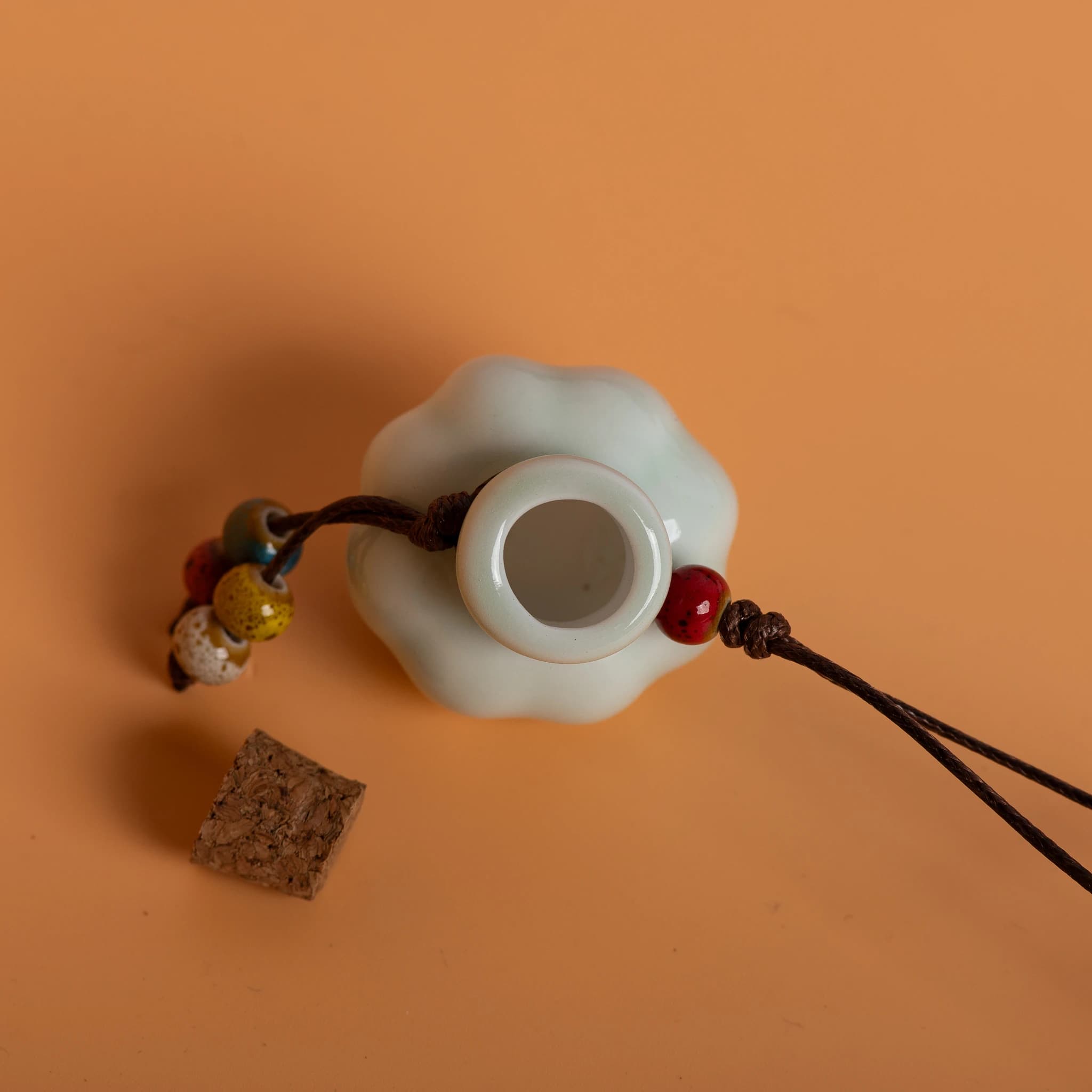 Pendentif de bouteille de parfum en céramique fait à la main