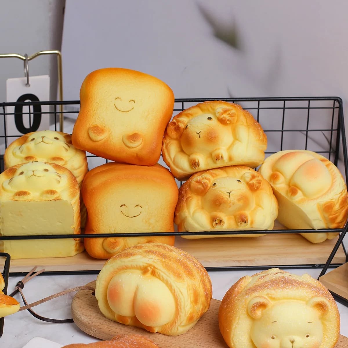 1 pièce d'ornements décoratifs en forme de pain d'animal de dessin animé à récupération lente