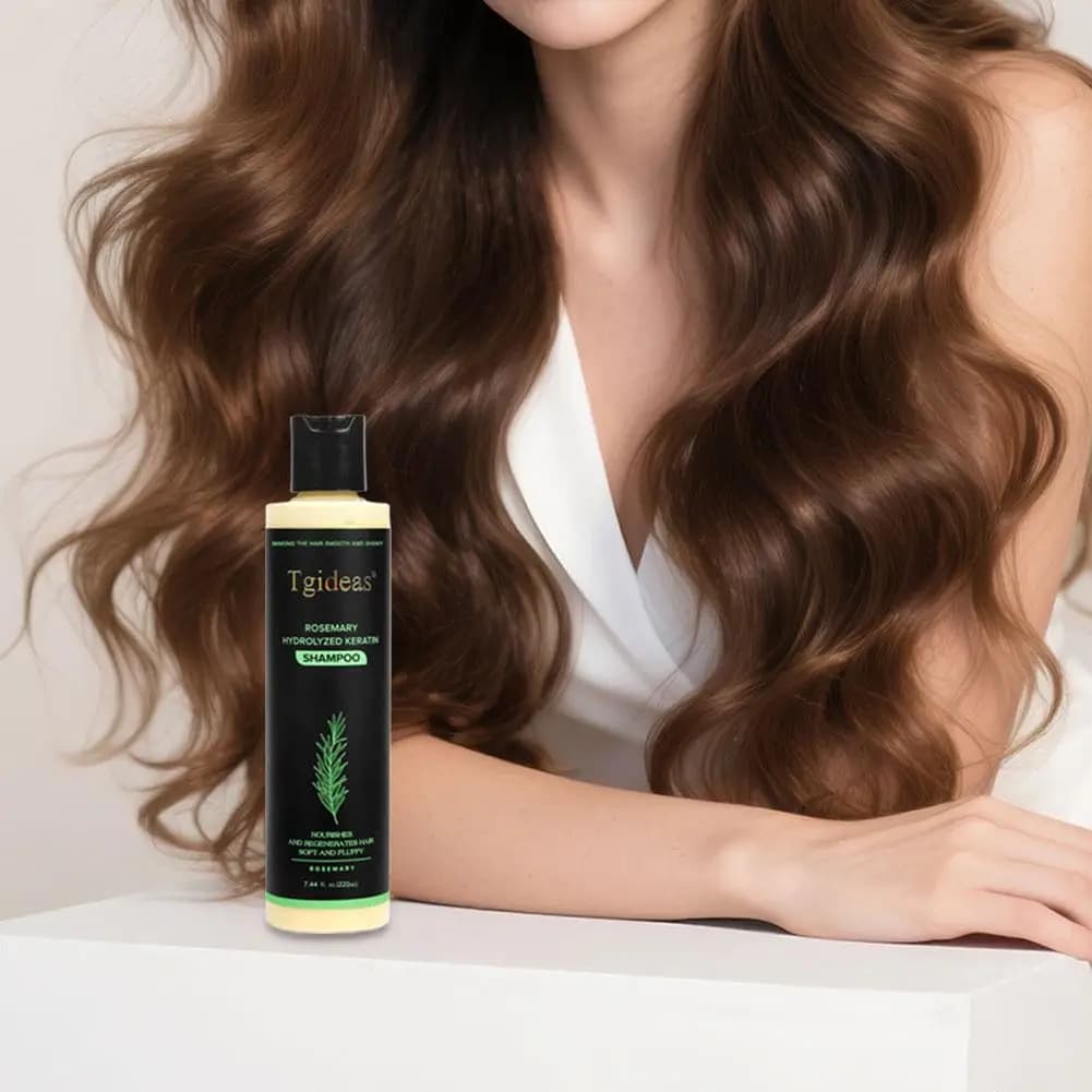 Shampooing pour la croissance des cheveux à l'huile de romarin biologique, nourrit en profondeur les follicules pileux, favorise la circulation sanguine du cuir chevelu, réduit la perte de cheveux