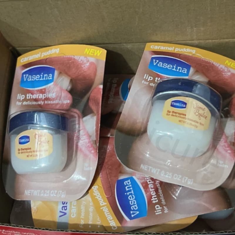 Le baume à lèvres en vaseline peut hydrater les lèvres, prévient la sécheresse, estompe les lignes et offre une humidité longue durée