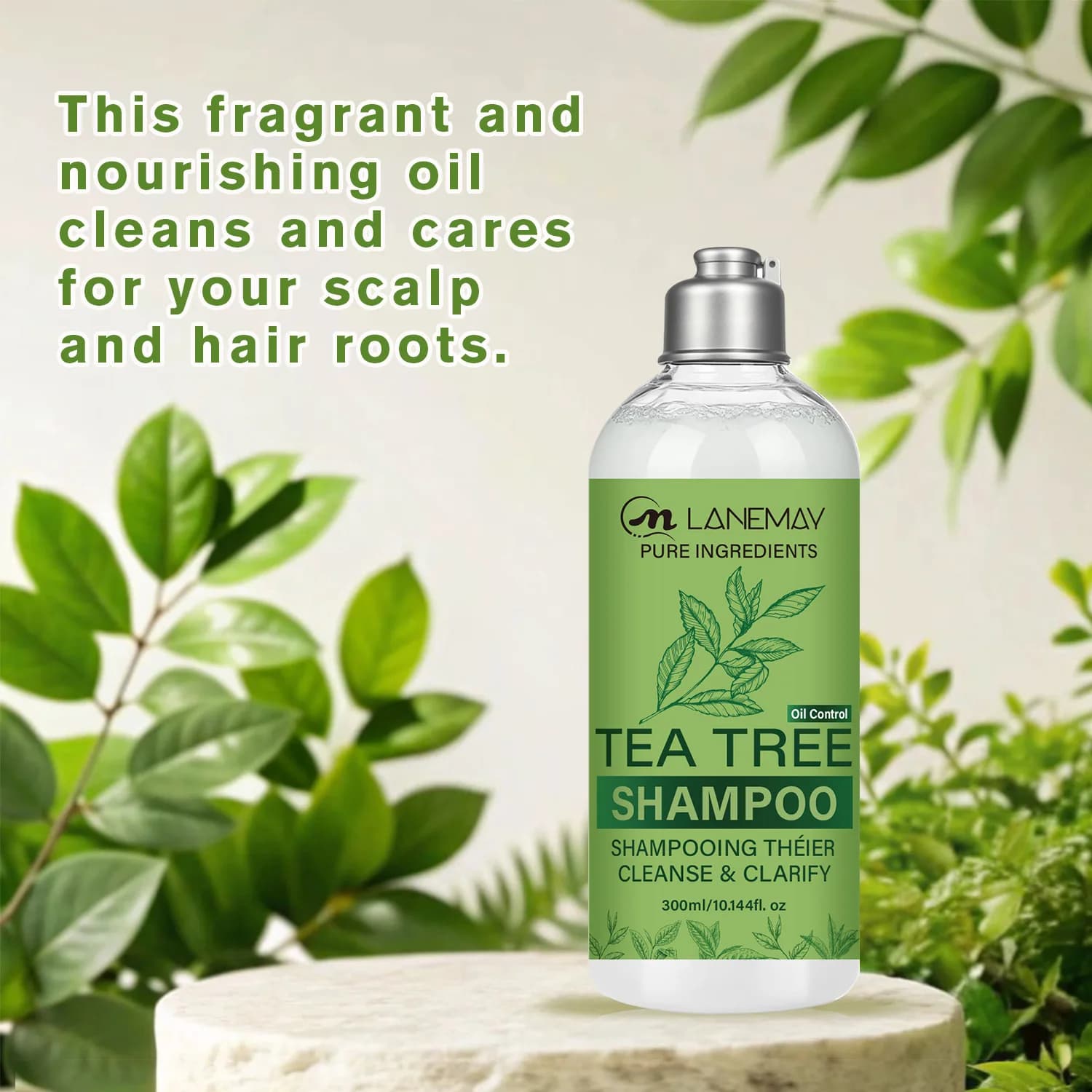 Shampoo à l'arbre à thé – 300 ml. Formulé avec de l'huile essentielle d'arbre à thé, du romarin et de l'huile d'argan pour nettoyer et clarifier les cheveux et le cuir chevelu.