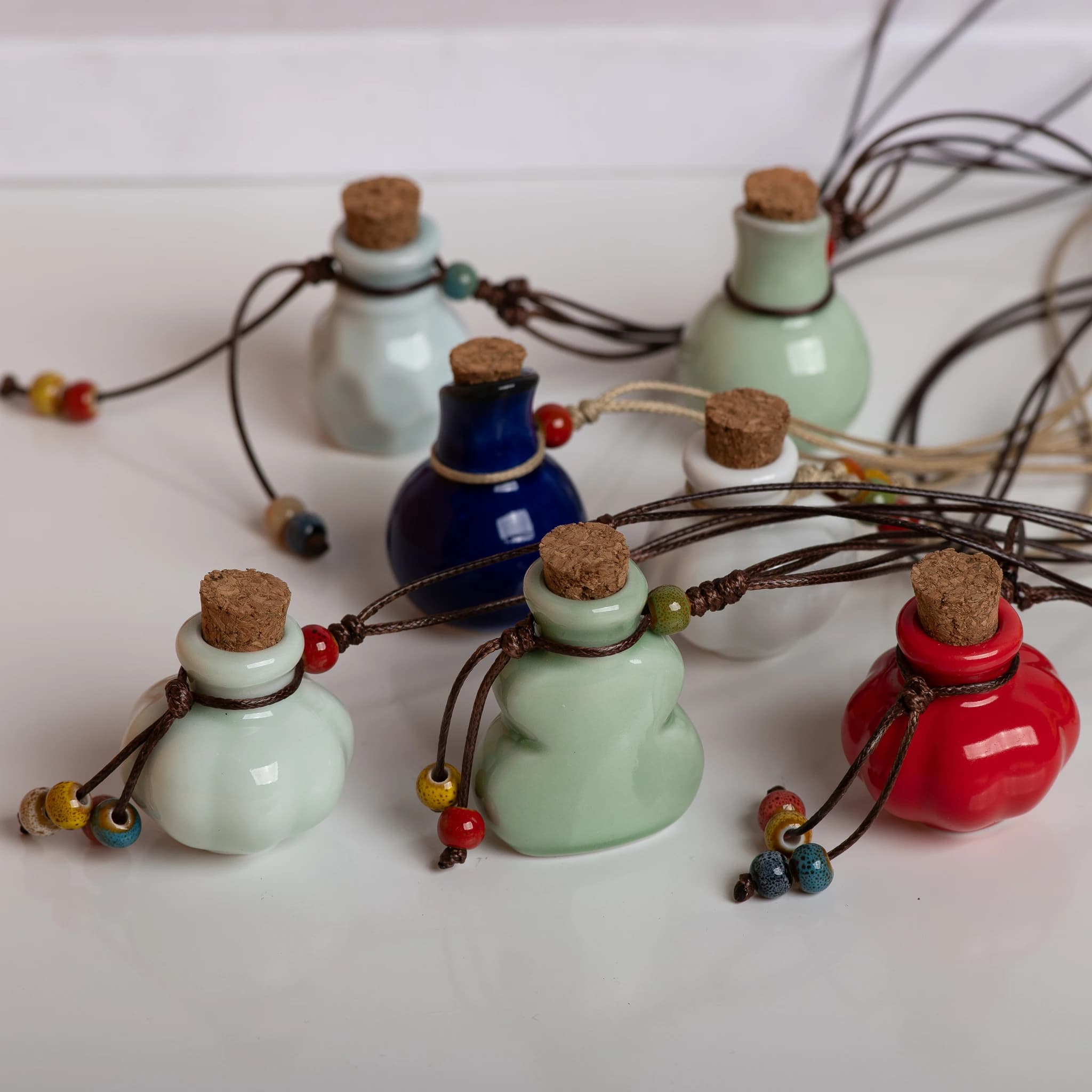 Pendentif de bouteille de parfum en céramique fait à la main