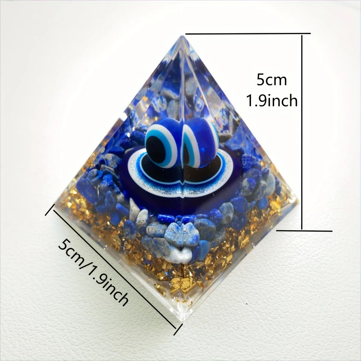 Figurine de pyramide mauvais œil avec puces de lapis-lazuli