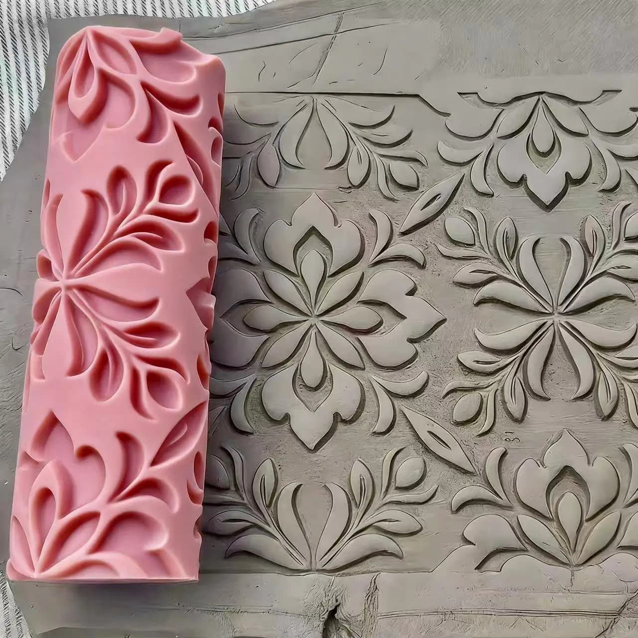 Rouleau à motifs en forme de rose, fabriqué avec une surface en argile texturée, design floral exquis, adapté à la céramique et à l'argile polymère, et