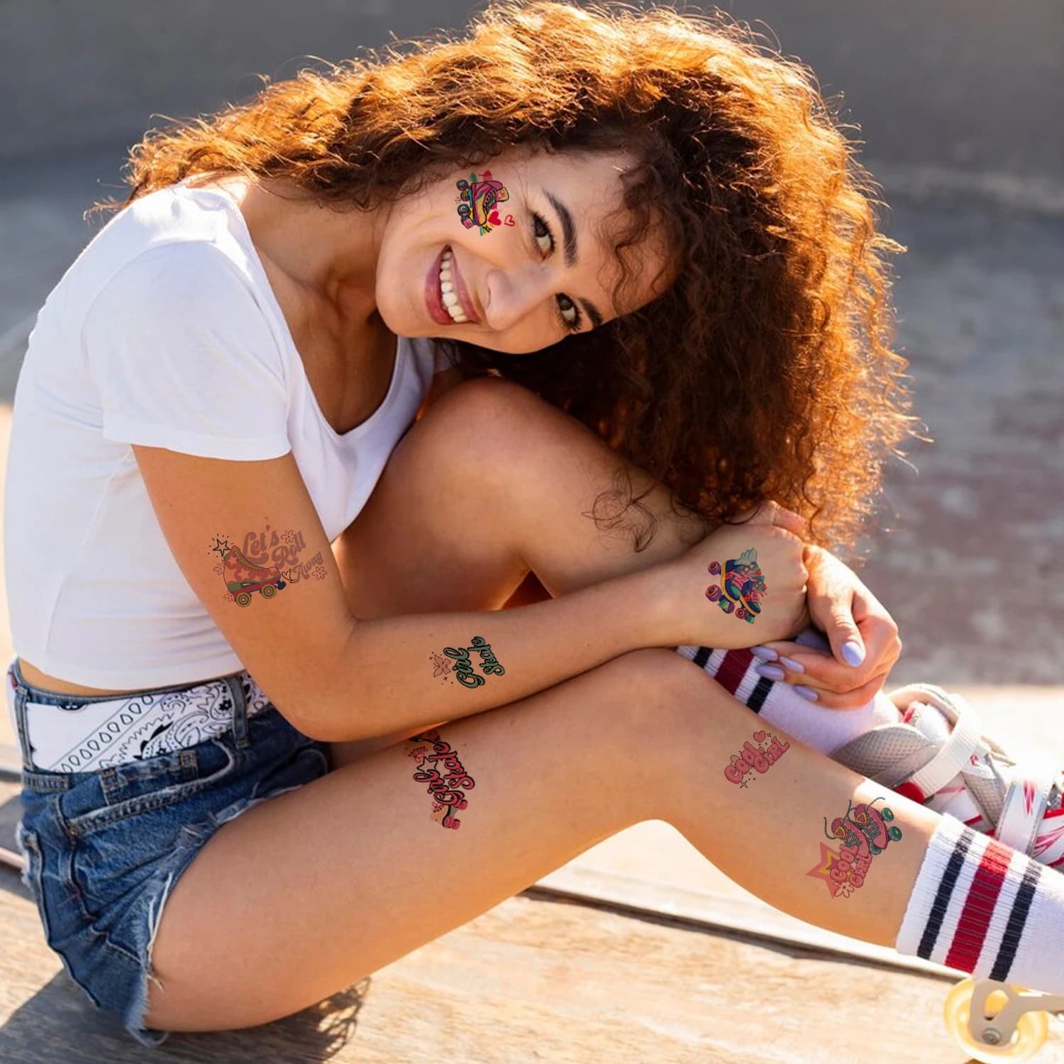 Tatouages temporaires sur le thème des rollers, présentant divers styles de rollers, de skateboards, associés à des motifs tels que des ailes