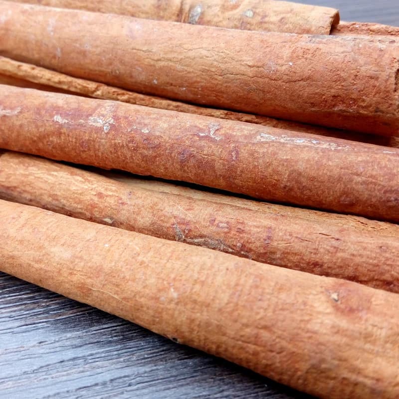 Bâtonnets de cannelle longs organiques séchés