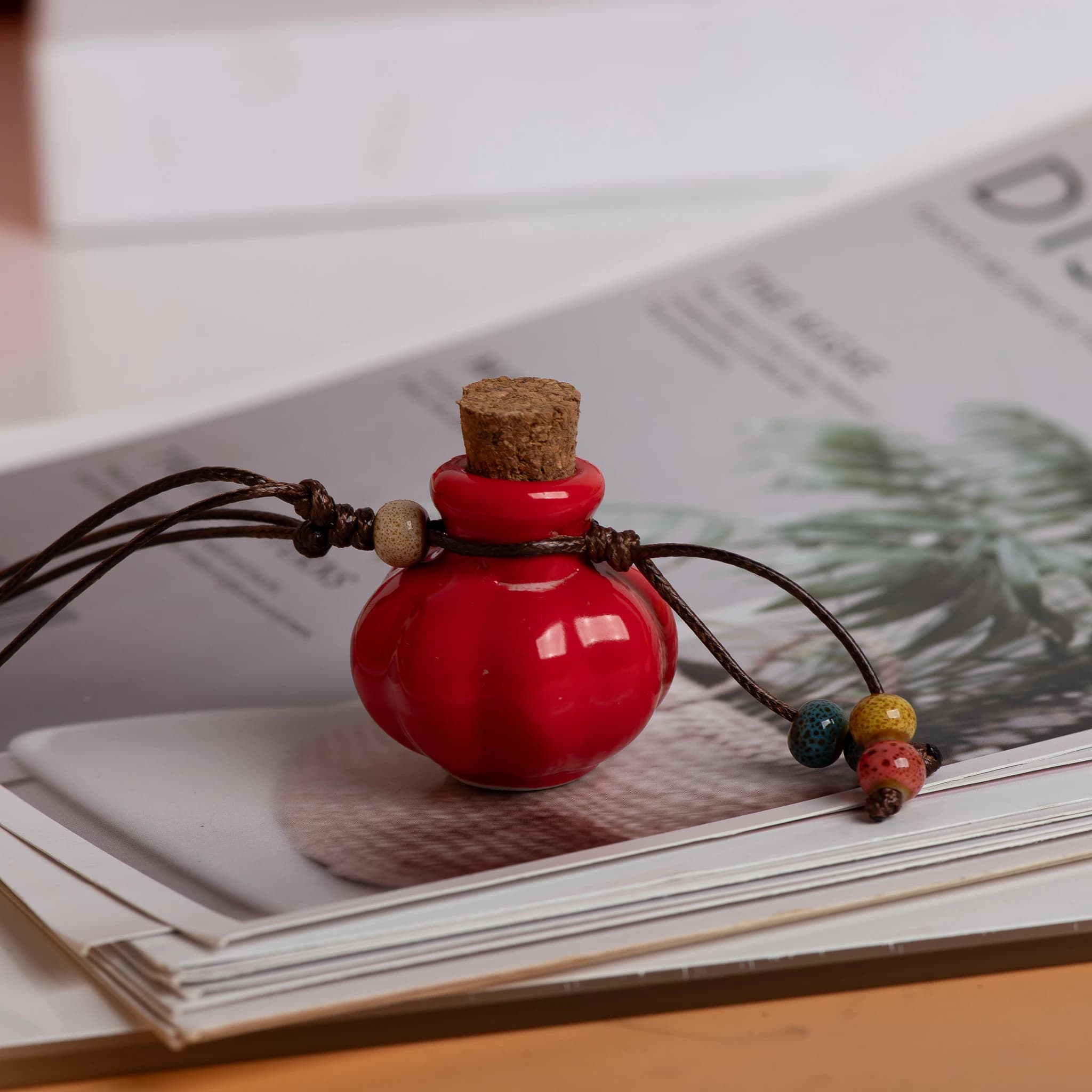 Pendentif de bouteille de parfum en céramique fait à la main