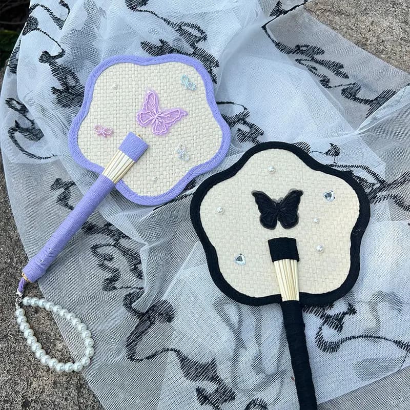 Éventail coloré à motifs floraux et papillons, tissé à la main avec dentelle – Éventail rétro d'été, accessoire photo portable et breloque de sac avec chaîne
