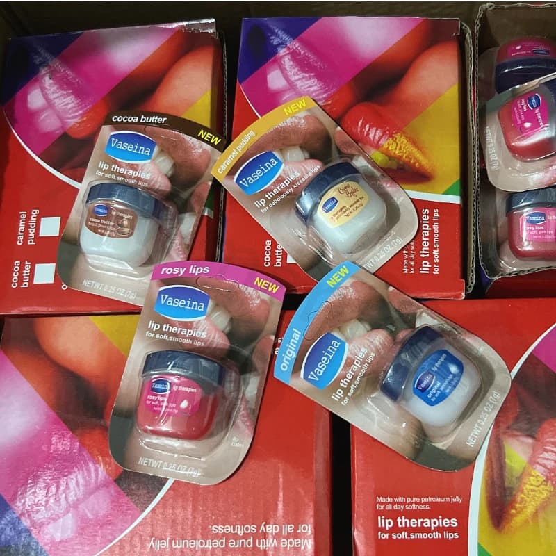Le baume à lèvres en vaseline peut hydrater les lèvres, prévient la sécheresse, estompe les lignes et offre une humidité longue durée