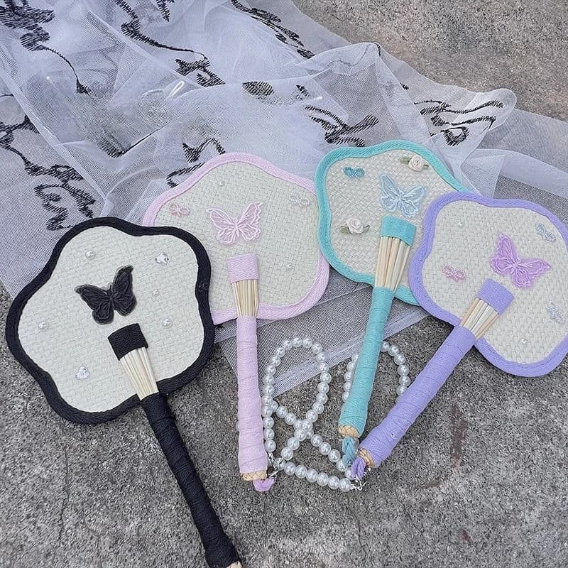 Éventail coloré à motifs floraux et papillons, tissé à la main avec dentelle – Éventail rétro d'été, accessoire photo portable et breloque de sac avec chaîne
