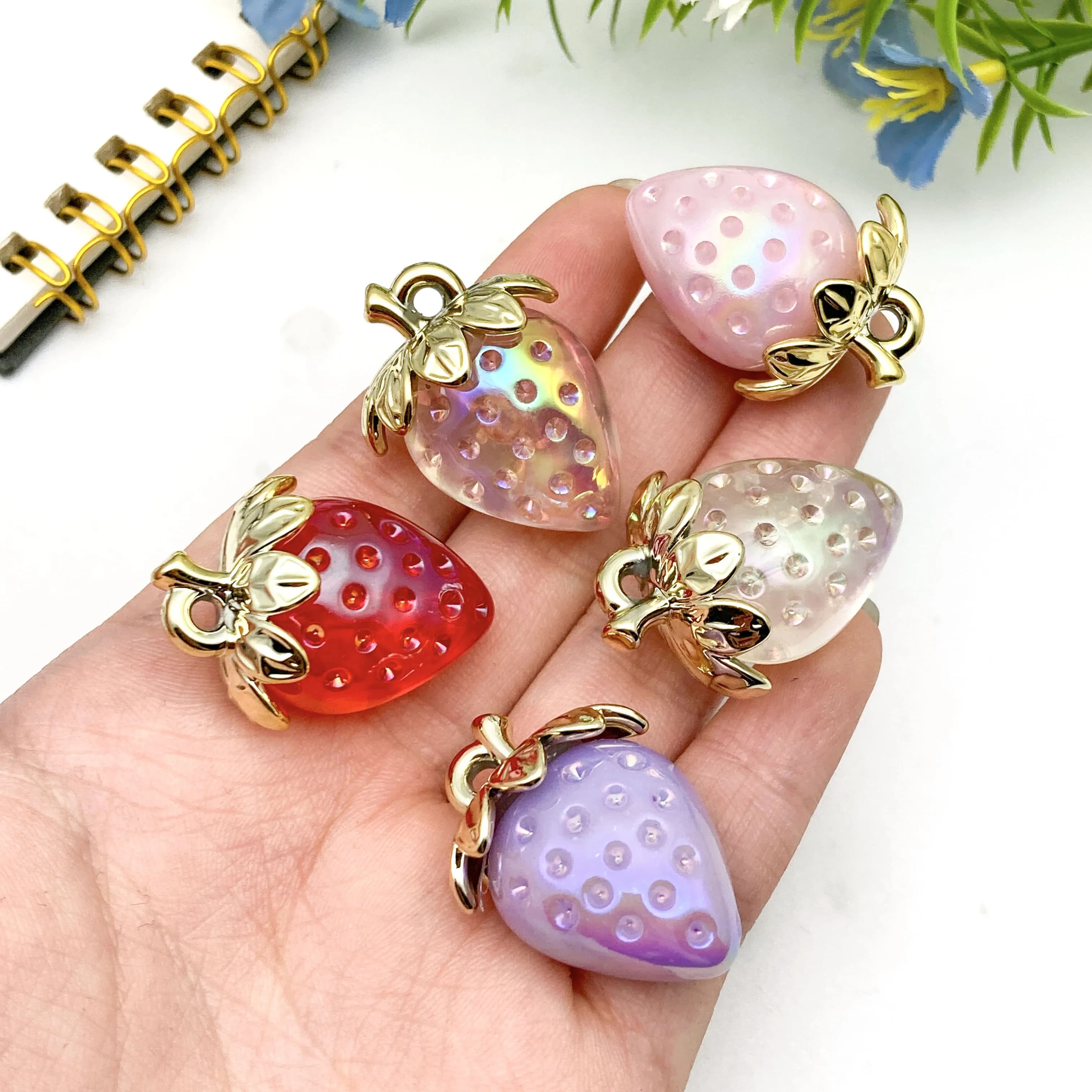 4/8 pièces de breloques succulentes aux fraises 3D – Créez des adorables bijoux DIY! (Parfait pour les accessoires d'été et la fabrication de cadeaux)
