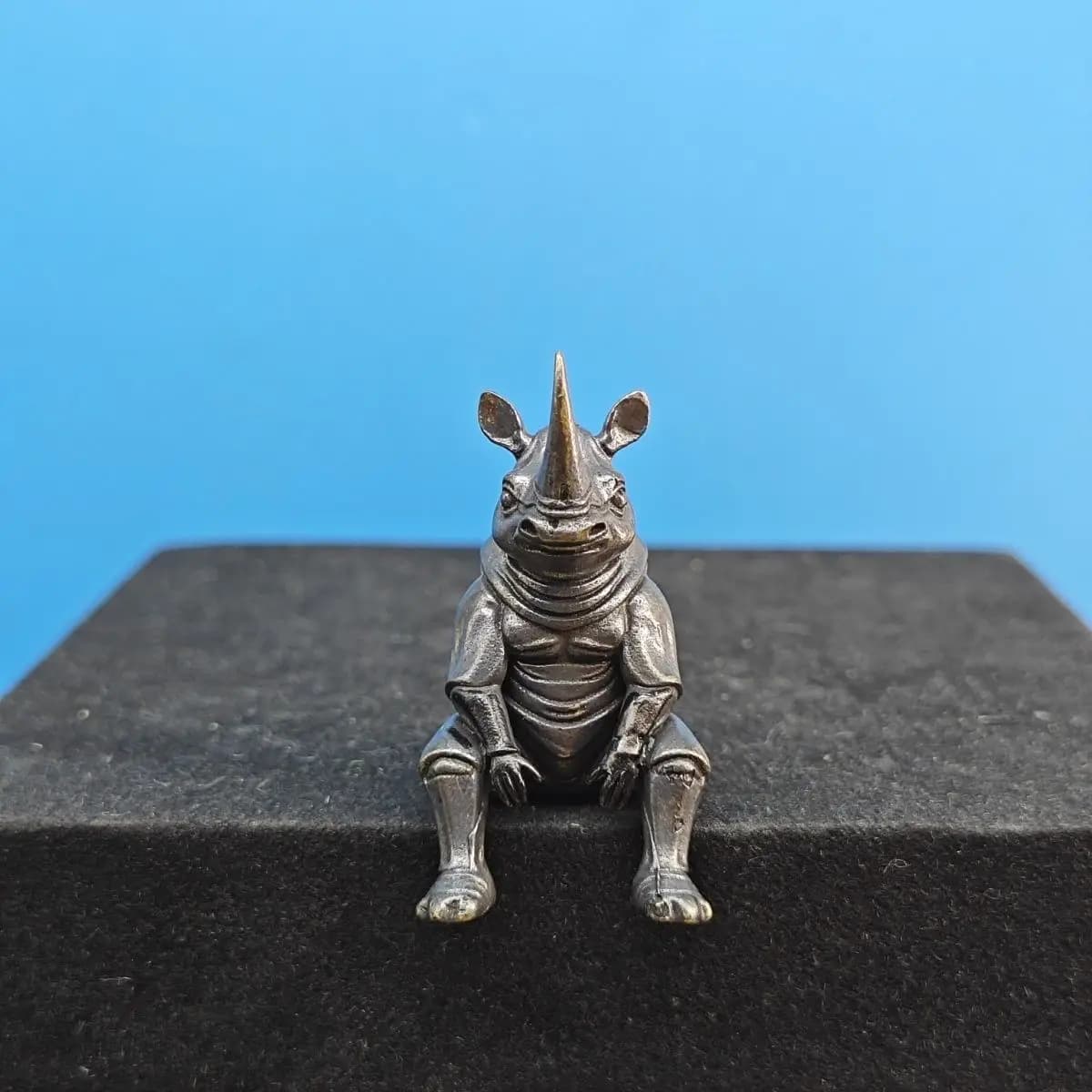 Figurine de rhinocéros assis en laiton Antique, modèle Animal réaliste en métal rétro pour décoration de bureau, Mini ornement de collection