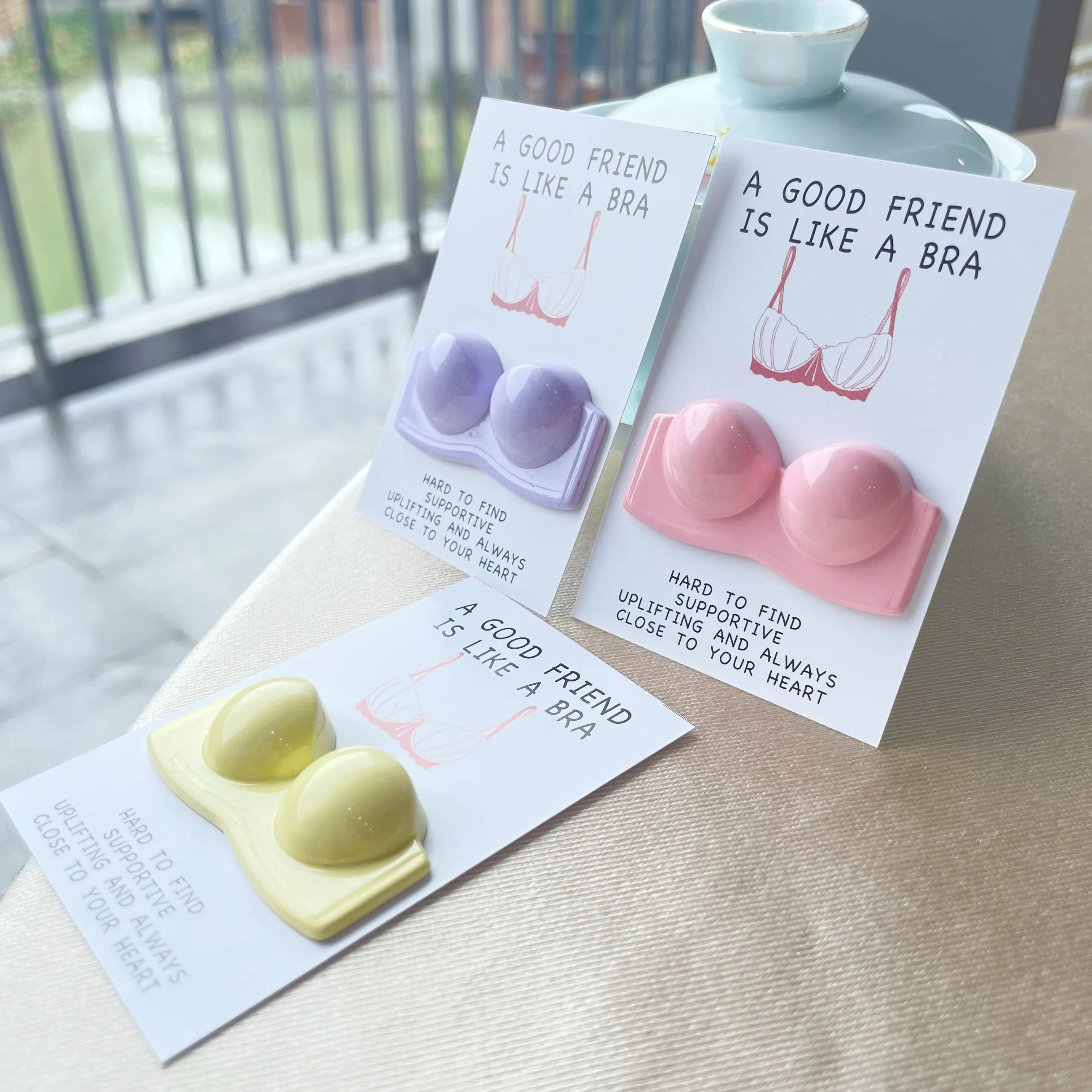 Carte d'encouragement par déclenchement : un bon ami est comme un soutien-gorge – Parfaite pour le Nouvel An, le Carnaval, Thanksgiving, Noël, Halloween