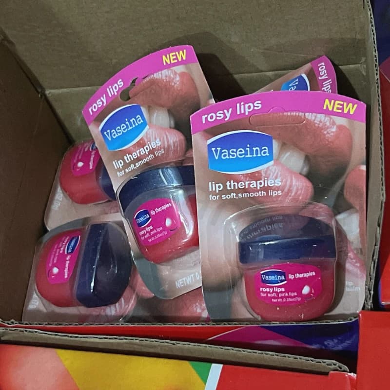 Le baume à lèvres en vaseline peut hydrater les lèvres, prévient la sécheresse, estompe les lignes et offre une humidité longue durée