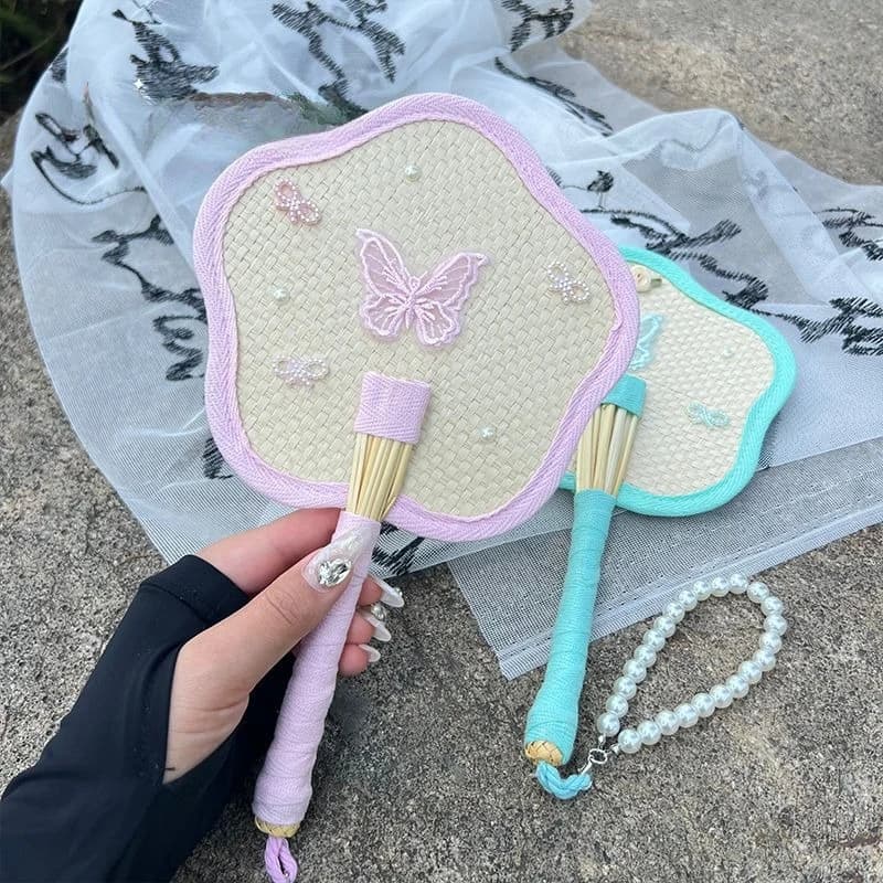 Éventail coloré à motifs floraux et papillons, tissé à la main avec dentelle – Éventail rétro d'été, accessoire photo portable et breloque de sac avec chaîne