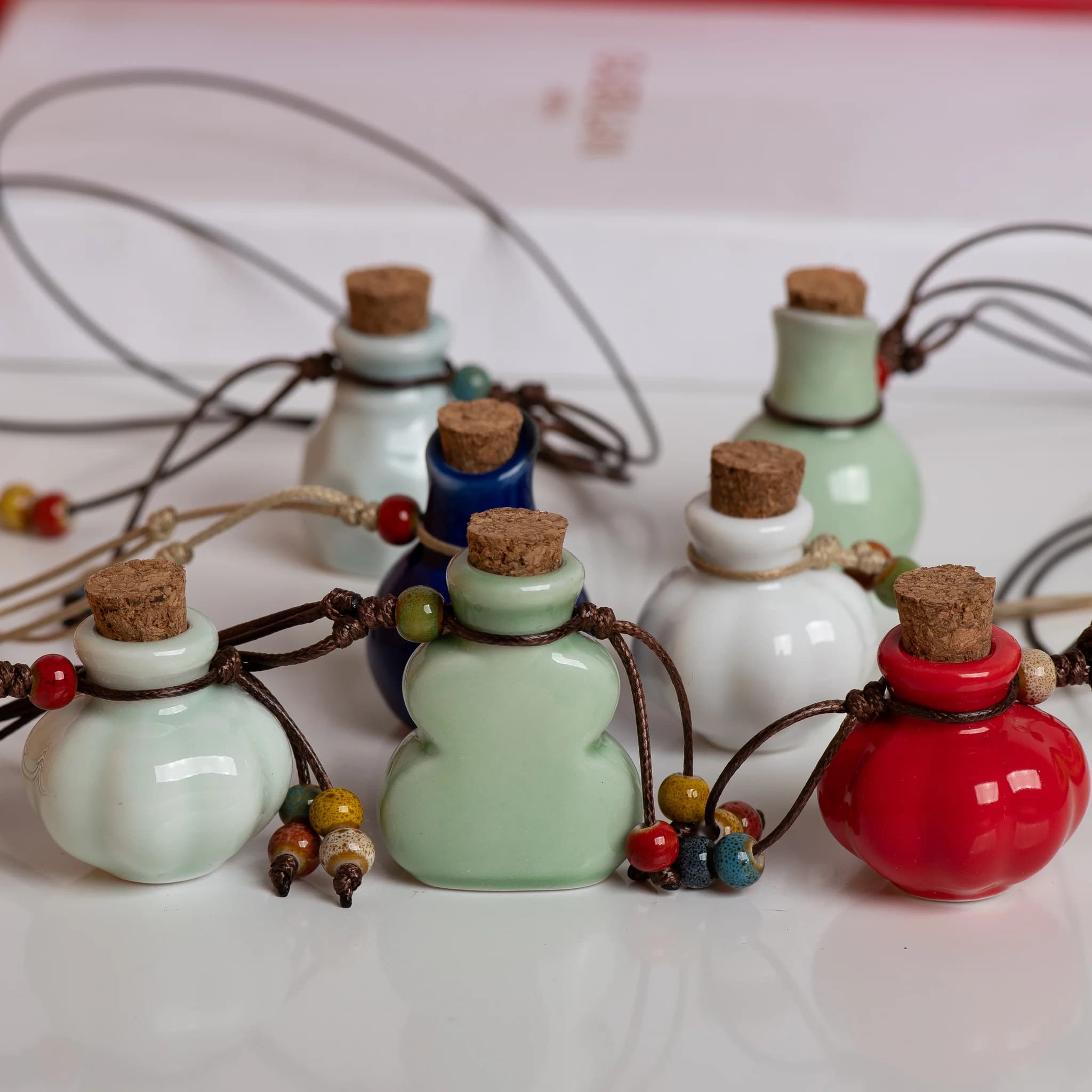 Pendentif de bouteille de parfum en céramique fait à la main